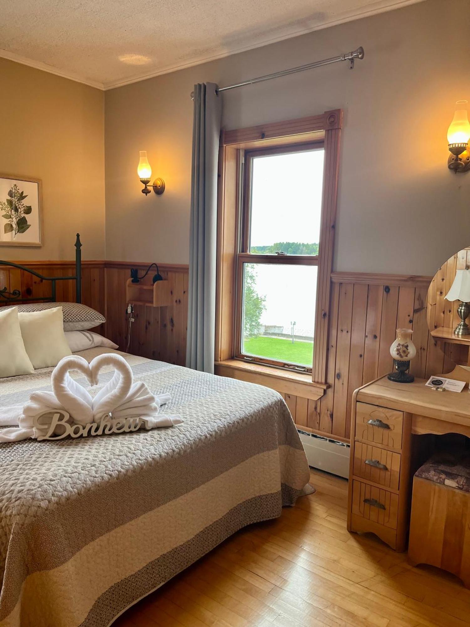 Auberge L'Intermede Du Lac Disraeli ภายนอก รูปภาพ