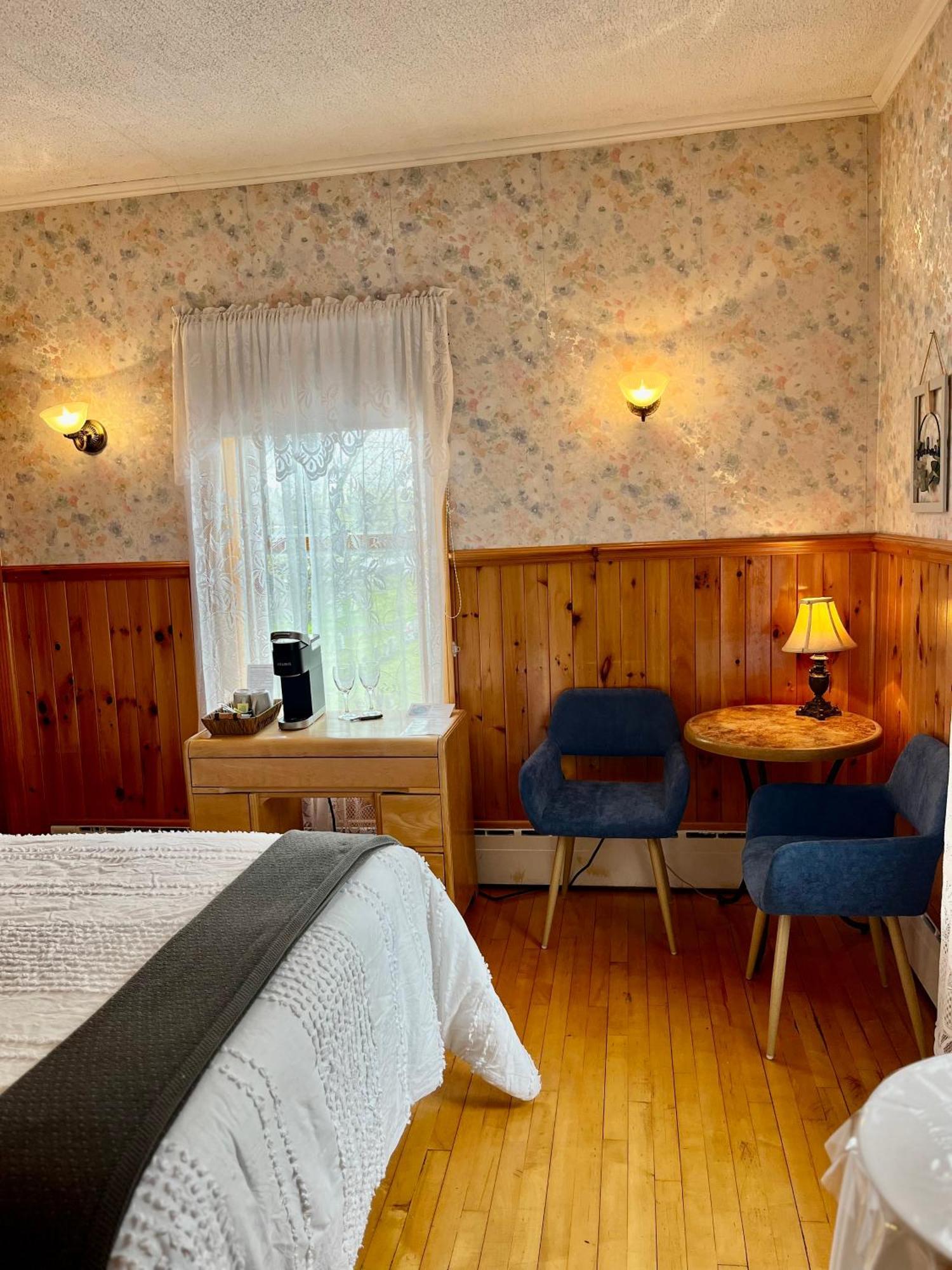 Auberge L'Intermede Du Lac Disraeli ภายนอก รูปภาพ